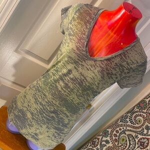 Casual Distressed Look V-Neck T-Shirt - Green and Gray